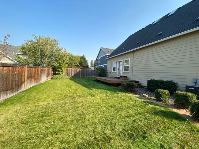 Building Photo - Application Pending - Spacious 3 Bedroom Home in Hood River