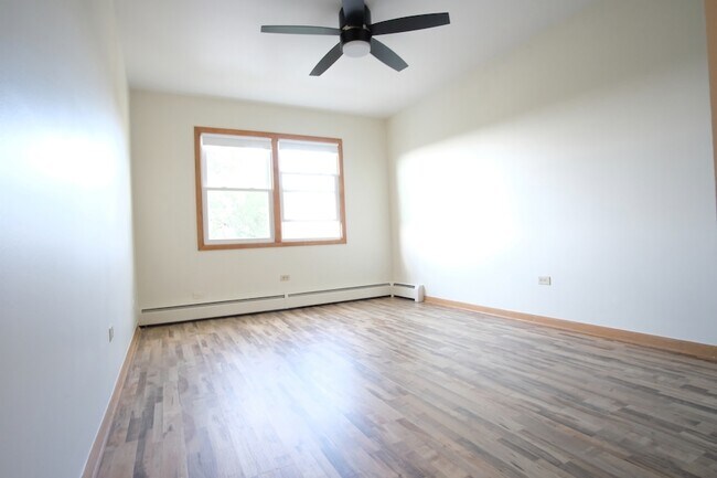 Building Photo - 8418 W Oak Ave