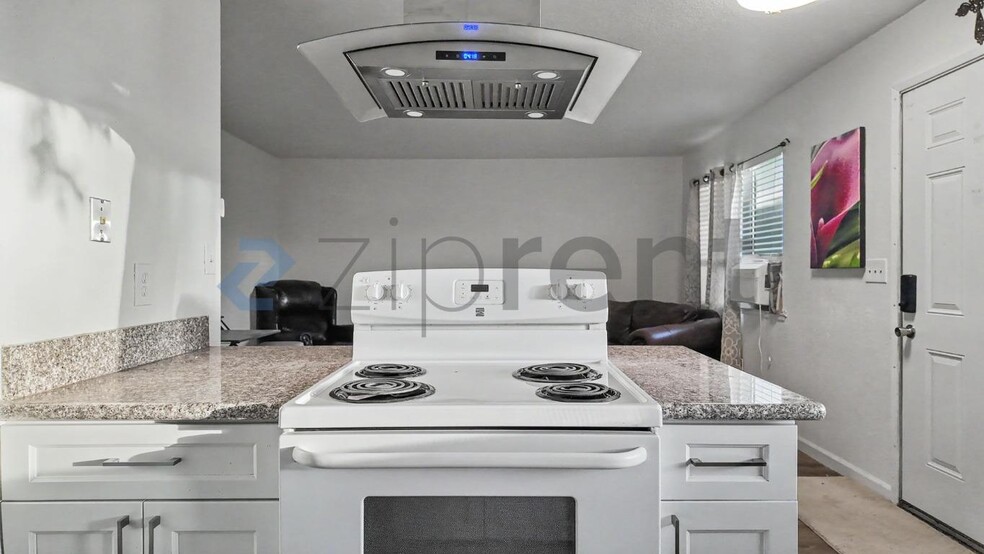 Building Photo - Unit D