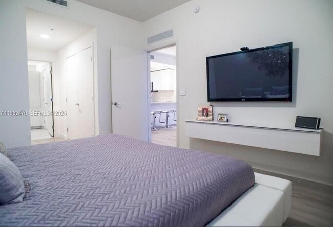 Building Photo - 999 SW 1st Ave