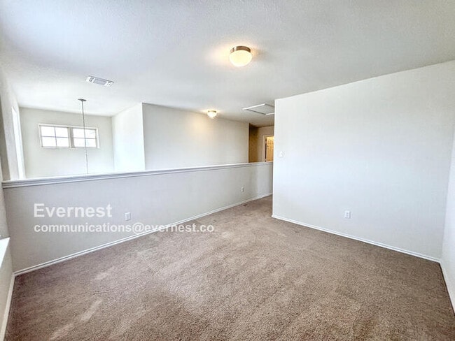 Building Photo - Charming and Spacious 3-Bedroom Home with ...
