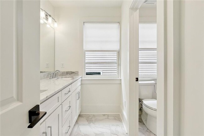 Building Photo - Gorgeous 3BD/2.5BA with Huge Backyard and Off Street Parking