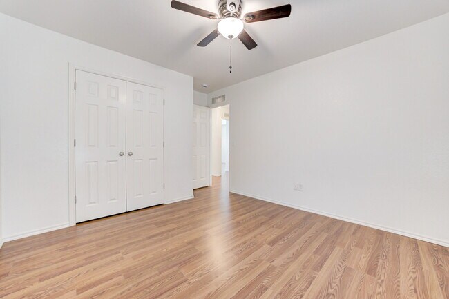 Building Photo - 2813 Edgemere Dr