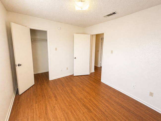 Building Photo - 3002 Chaucer Dr