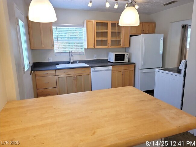 Building Photo - 1312 Darmak Dr
