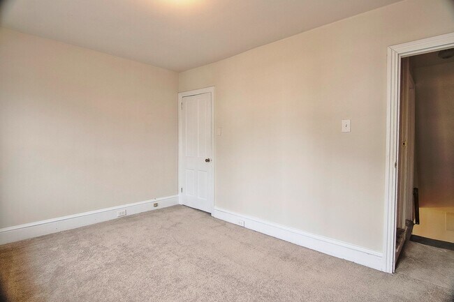 Building Photo - Spacious 4/5 Bedroom Home for Rent - Available Now!