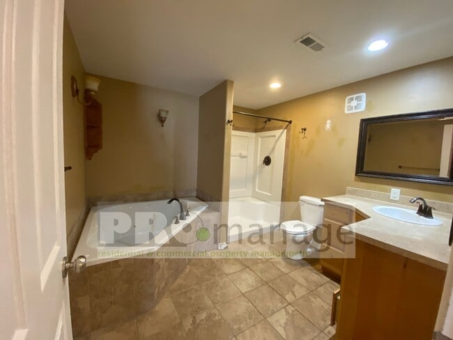 Building Photo - 5 bedroom / 3 bathroom Single Family Home