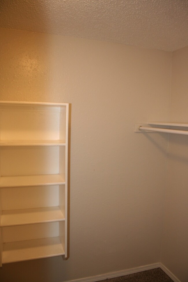 Building Photo - Massive 3 bedroom duplex with living room ...