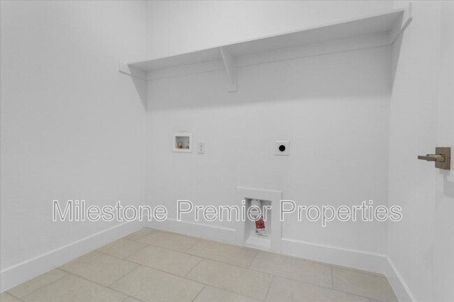 Building Photo - 820 Sunflower Trl