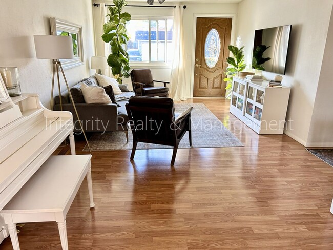 Building Photo - 9722 W Polk Dr