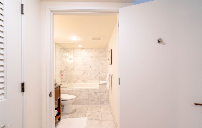 Building Photo - Studio, 1 bath Condo - 223 Saratoga Road T...