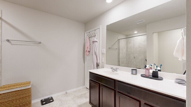 Building Photo - 1212 Rolling Thunder Dr