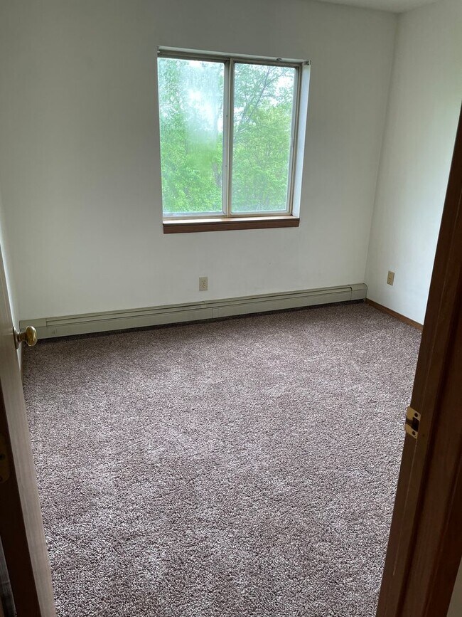 Building Photo - Four Bedroom Apartment