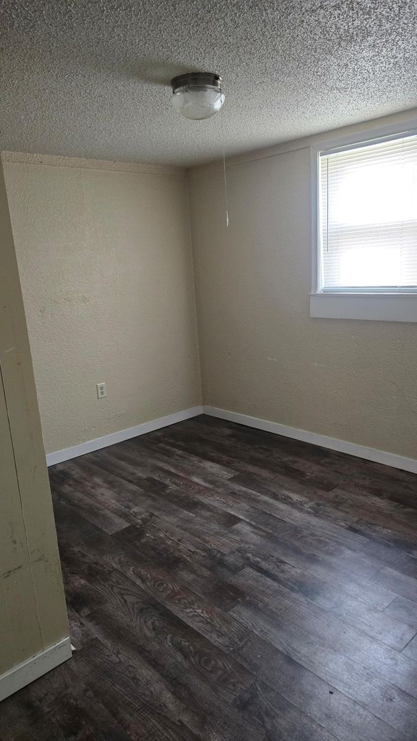 Building Photo - Charming 1-Bedroom Apartment in a Quaint Small Town!