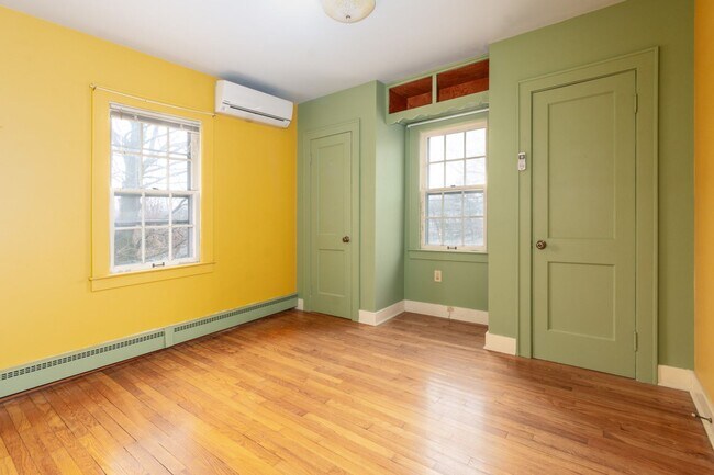 Building Photo - 2 Bedroom Home in Commutable Location