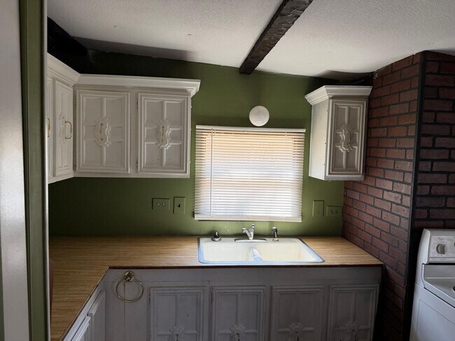 Building Photo - AVAILABLE NOW!