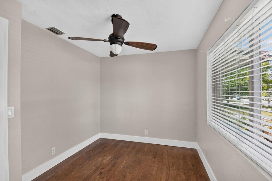 Building Photo - 907 Wright Dr