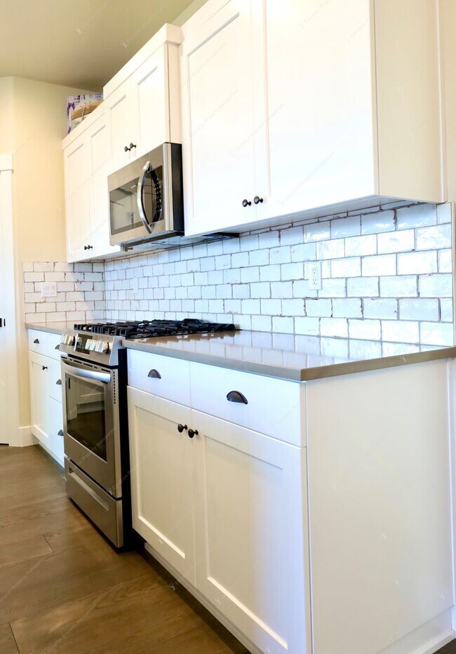 Building Photo - **Unfurnished** Single-level 3 BR-2BA  Home with Mountain Views