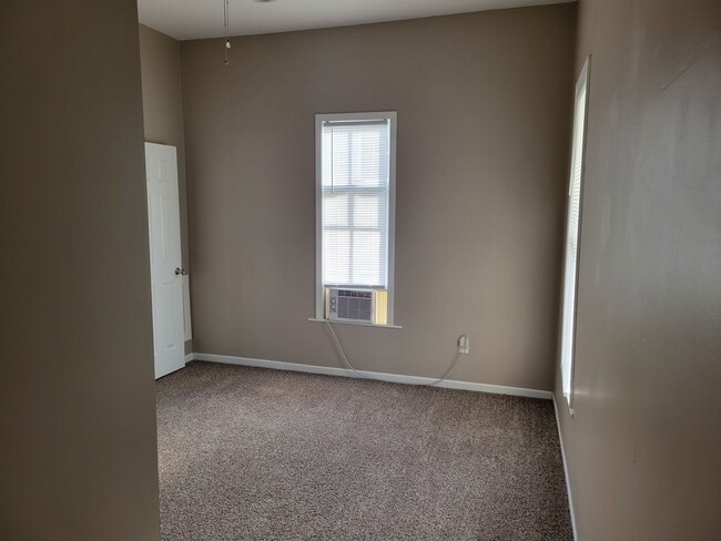 Building Photo - One Bedroom House Close to Campus!!