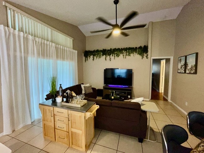 Building Photo - Modern 4-Bed, 2-Bath Solar-Powered Home Near UCF
