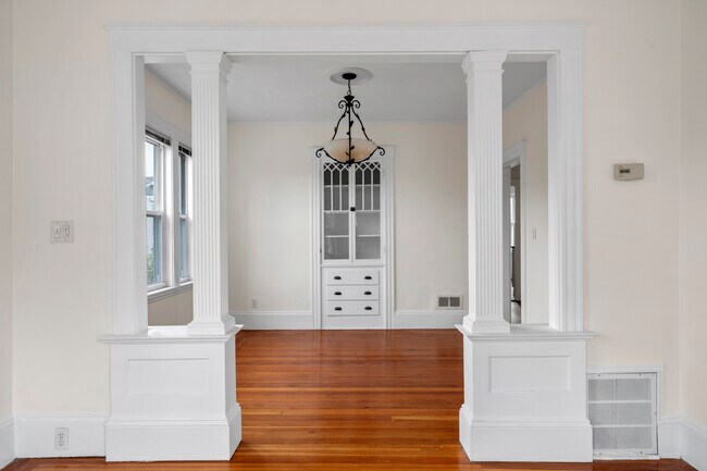 Building Photo - 5 Vale St