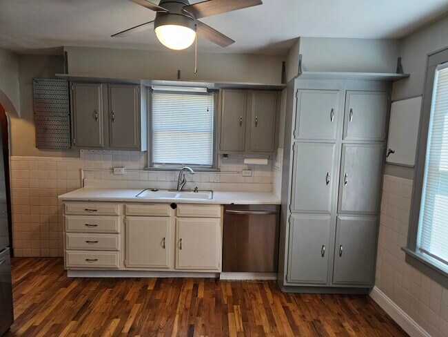 Building Photo - 2 N Benton St