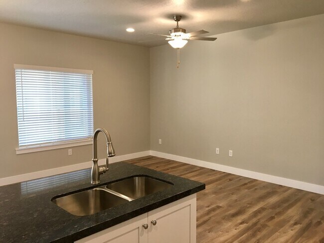 Building Photo - 10459 Sage Vista Way