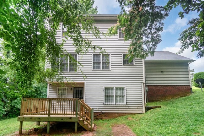 Building Photo - Spacious 2-Story Home with Finished Basement!