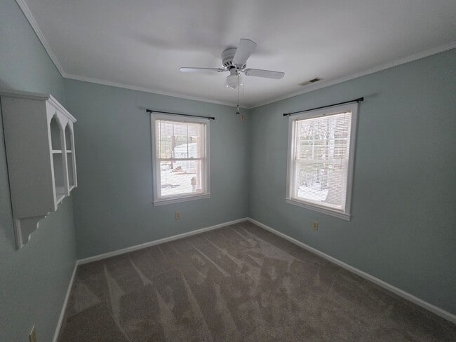 Building Photo - Beautiful 3 bedroom, 2 bath house with one car garage, located on Cummins Creek