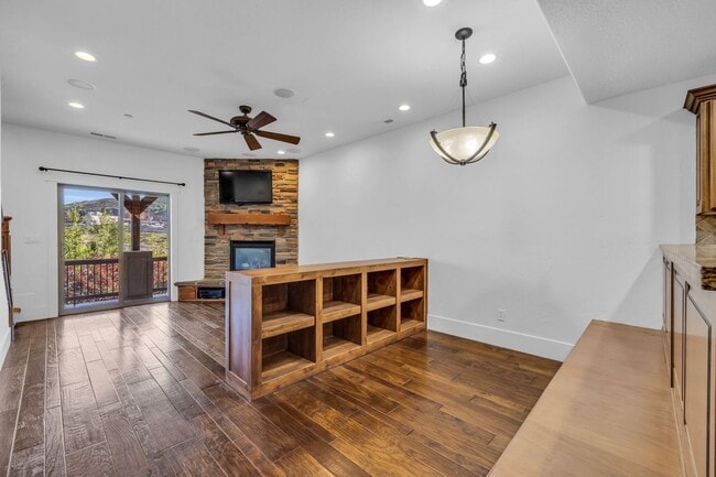 Building Photo - Parks Edge Townhome - BEST PRICE -$2700 pe...