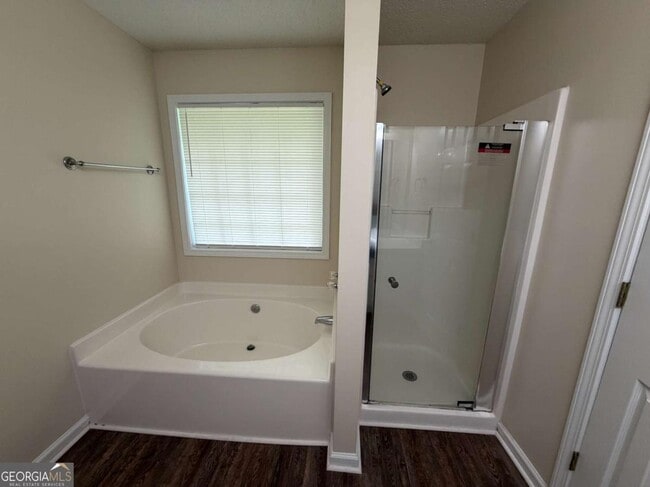 Building Photo - 211 Ravenwood Ct