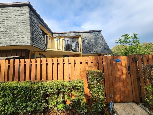 Building Photo - Charming Townhome in Cedar Dunes