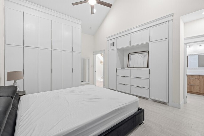 Building Photo - 1037 Town Pl St