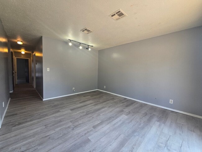 Building Photo - 3 Bedroom 1.5 Bath and 2 Garage home in Shawnee!