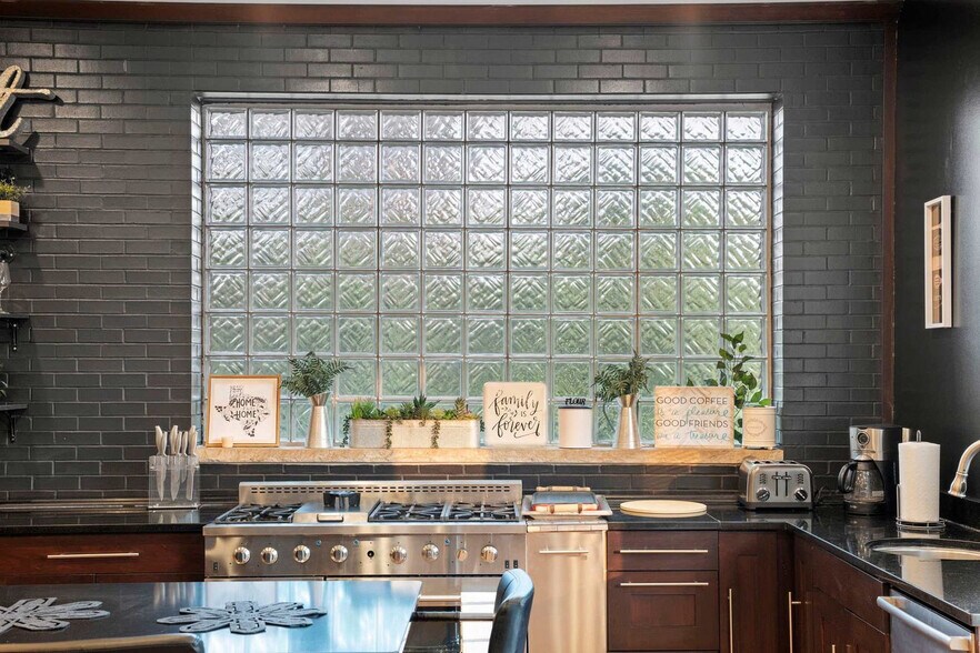 Building Photo - 2630 S Throop St