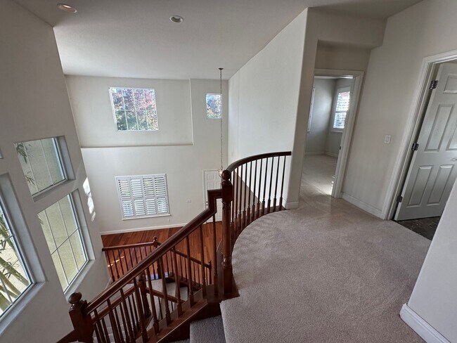Building Photo - Beaitiful 4 Bedroom, 2.5 Bath Mountain Hou...