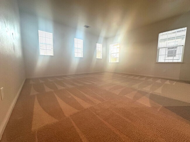 Building Photo - Reduced Price! Spacious 5 Bed, 3 Bath home...