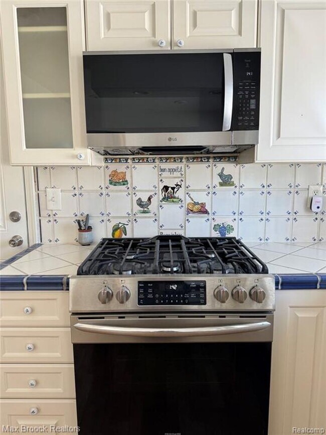 Building Photo - Beautiful mid-century modern home