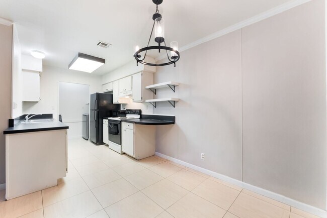 Building Photo - Two-bedroom, one bath single story townhou...