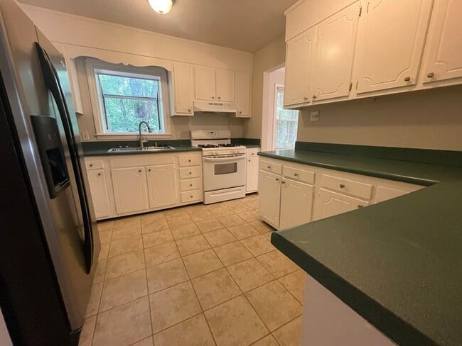 Building Photo - Chapel Hill 4 Br Home For Rent