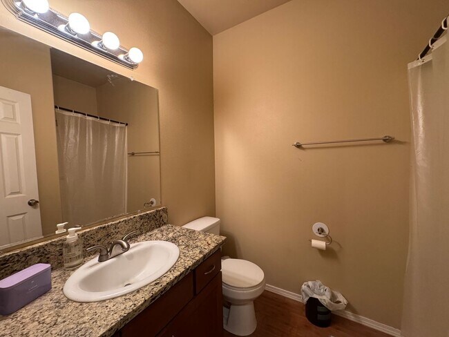 Building Photo - 3 Bedroom, 3 Bathroom House - Walking distance to the beach
