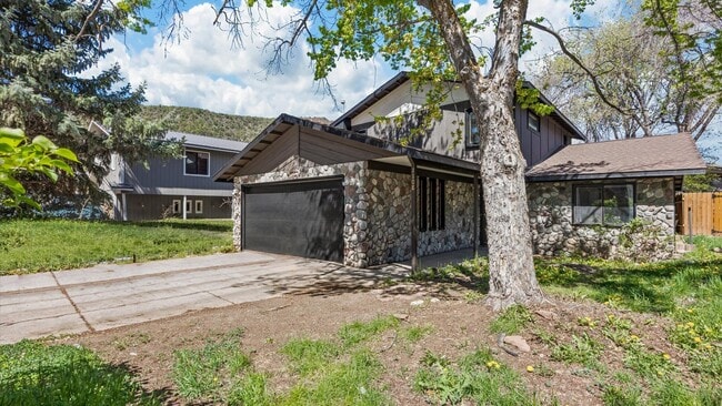 Building Photo - Spacious Home for Rent in Glenwood Springs – Great Location, No HOA!