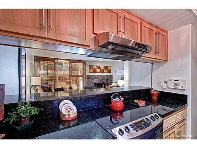 Building Photo - $3,100 - 2 Bed / 2 Bath Condo in Mission H...
