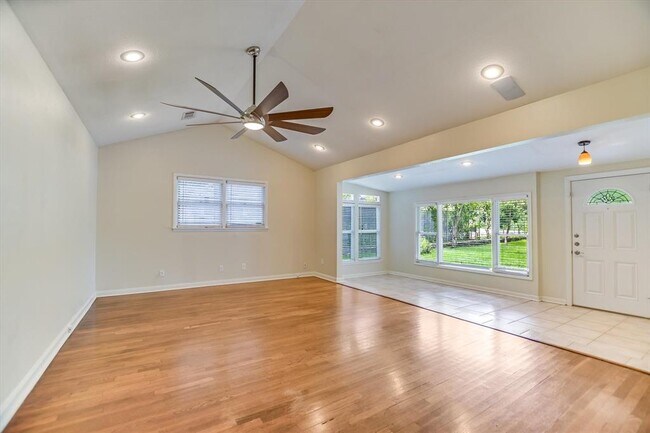 Building Photo - 208 Braeswood Rd