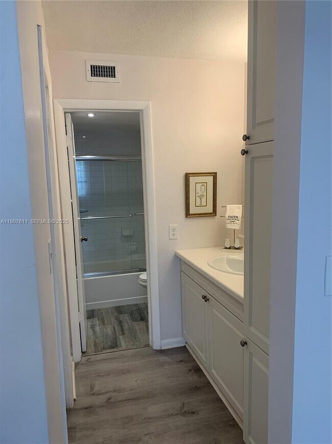 Building Photo - 677 SW 9th Ave