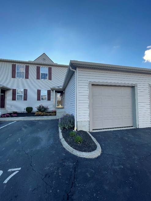 Building Photo - 1697 Ridgebury Dr
