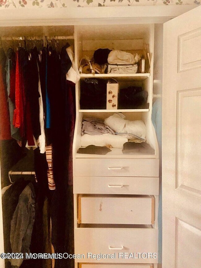 Building Photo - 7 Basset Dr