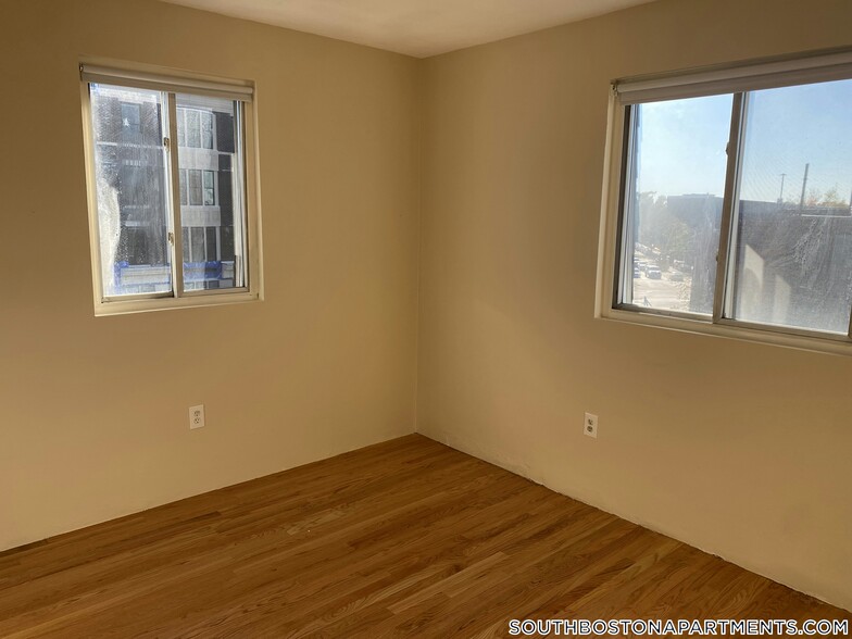 Building Photo - 385 Dorchester St