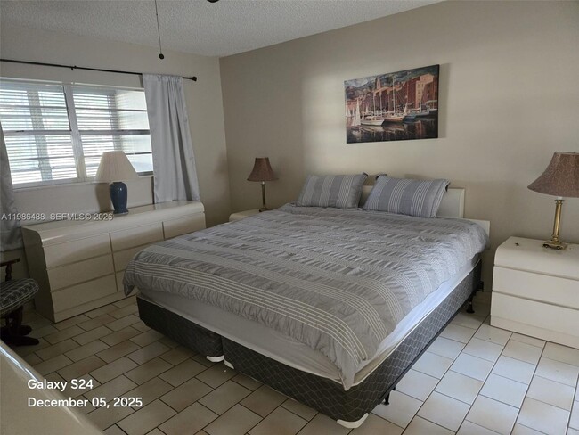 Building Photo - 5181 W Oakland Park Blvd