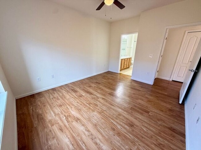 Building Photo - ***MOVE IN SPECIAL*** 2 WEEKS FREE -MUST SEE 2 Bed/2 Bath Condo in the Lakeshore at Centerra!